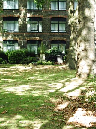 photo of St James Garden's Church burial ground