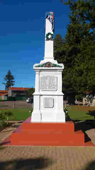 photo of War Memorial (WW1)